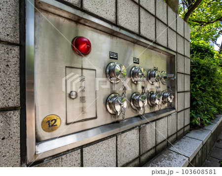 【高層ビルの消火設備】連結送水管送水口・スプリンクラー送水口・採水口 103608581