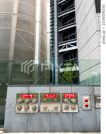 【高層ビルの消火設備】連結送水管送水口・スプリンクラー送水口・採水口 103609036