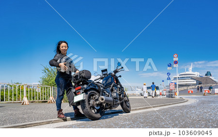 クルーザーバイクで横浜ツーリングをする女性ライダー クルーザーバイクで横浜ツーリングをする女性ライダー 103609045