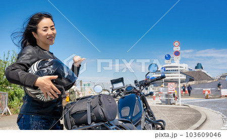 クルーザーバイクで横浜ツーリングをする女性ライダー 103609046