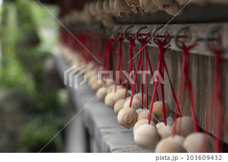 龍蓋寺（岡寺）龍玉願い珠　--奈良県高市郡明日香村岡-- 103609432