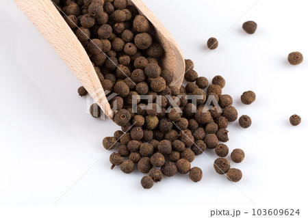 Wooden shovel with black peppercorn Wooden shovel with black peppercorn 103609624