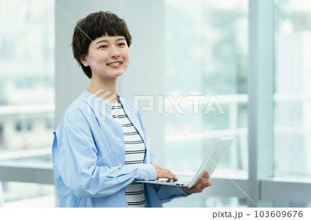 パソコンを操作する若い女性 パソコンを操作する若い女性 103609676