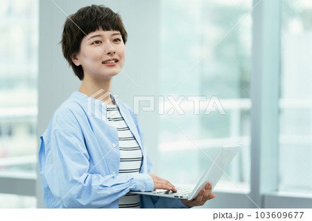 パソコンを操作する若い女性 103609677