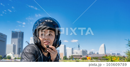 クルーザーバイクで横浜ツーリングをする女性ライダー クルーザーバイクで横浜ツーリングをする女性ライダー 103609789