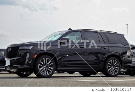 輸入車イメージ　キャデラック5代目エスカレードのサイドビュー 103610214