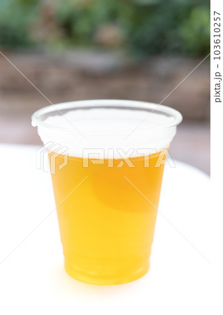 プラカップに入った美味しい生ビール 103610257
