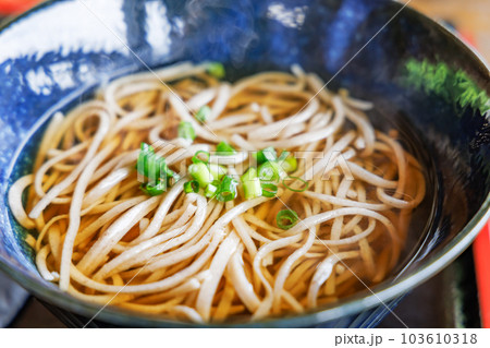 温かくて美味しそうな蕎麦 温かくて美味しそうな蕎麦 103610318
