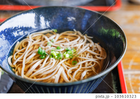 温かくて美味しそうな蕎麦 温かくて美味しそうな蕎麦 103610323