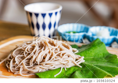 瑞々しく美味しそうな蕎麦 瑞々しく美味しそうな蕎麦 103610324