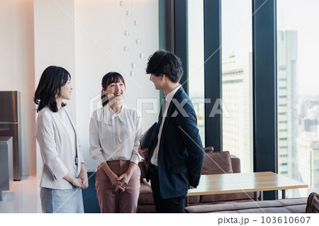 オフィスで仲良く話す若いビジネスパーソン オフィスで仲良く話す若いビジネスパーソン 103610607