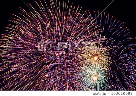 夏の風物詩・夜空に打ち上がる大花火（戸田橋花火大会） 103610698