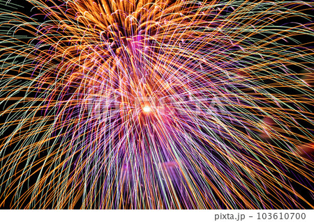 夏の風物詩・夜空に打ち上がる大花火（戸田橋花火大会） 103610700