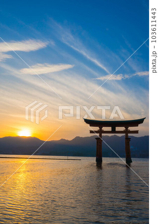 広島 夏の宮島に沈む美しい夕日と厳島神社の大鳥居 広島 夏の宮島に沈む美しい夕日と厳島神社の大鳥居 103611443