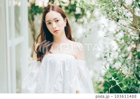 夏服の若い女性 103611488