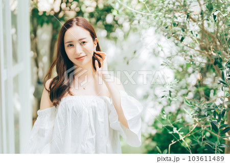 夏服の若い女性 103611489