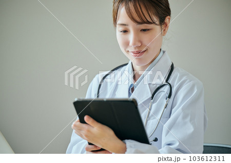 オンライン診療をする若い女性医師 103612311