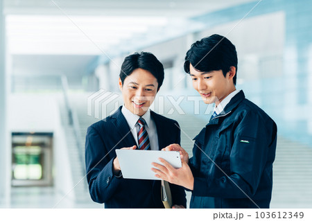 打ち合わせをする作業員とビジネスマン　 103612349
