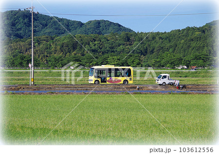 黄色の車体の広域生活バスが田園の広がる郊外の県道を走っている光景(イラスト風) 黄色の車体の広域生活バスが田園の広がる郊外の県道を走っている光景(イラスト風) 103612556