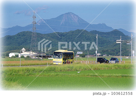 黄色の車体の広域生活バスが田園の広がる郊外の県道を走っている光景(イラスト風) 黄色の車体の広域生活バスが田園の広がる郊外の県道を走っている光景(イラスト風) 103612558