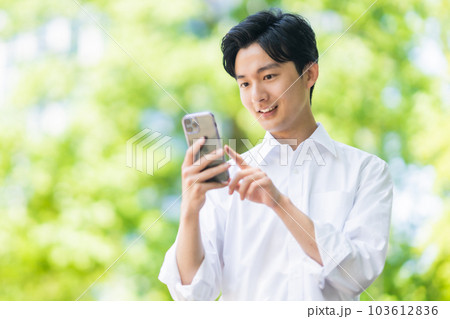 オフジャケットで爽やかに歩く若いビジネスマン オフジャケットで爽やかに歩く若いビジネスマン 103612836