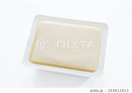 パック入りの絹ごし豆腐 103612913