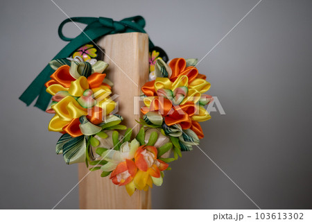 ハンドメイドのハワイアンリボンレイのチャーム 103613302