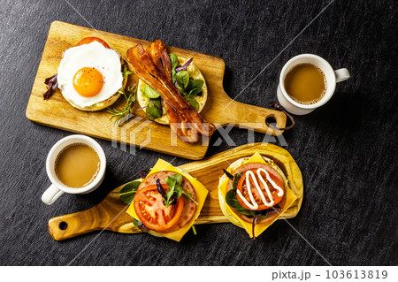ベーコンエッグサンドウィッチ　egg and bacon muffin sandwich 103613819