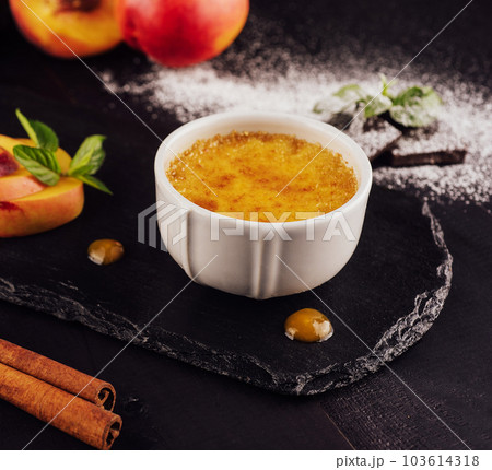 cup of creme brulee with apricot pieces 103614318