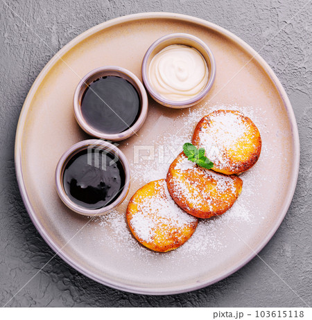 Cottage pancakes with berry jam, sour cream 103615118