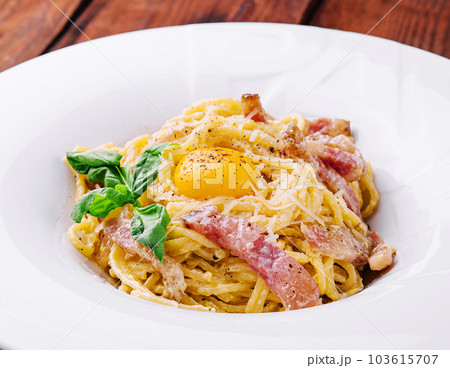 Pasta carbonara with bacon, egg and cheese 103615707