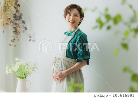 妊婦　リビング 103616993