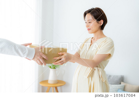 妊婦　リビング 103617084