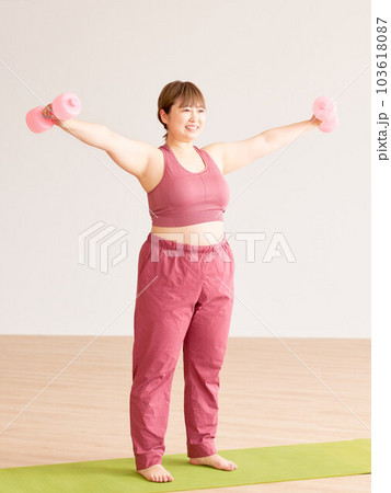 トレーニングをするぽっちゃり体型の若い女性 プラスサイズモデル イメージ トレーニングをするぽっちゃり体型の若い女性 プラスサイズモデル イメージ 103618087