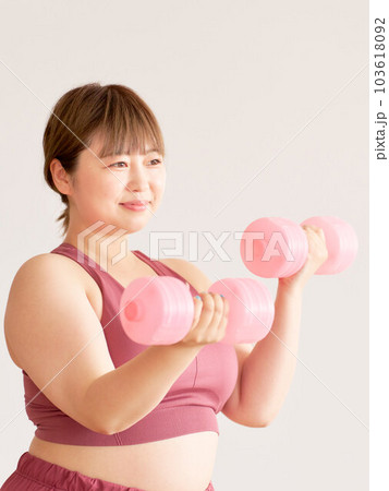 トレーニングをするぽっちゃり体型の若い女性 プラスサイズモデル イメージ トレーニングをするぽっちゃり体型の若い女性 プラスサイズモデル イメージ 103618092