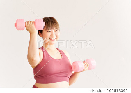 トレーニングをするぽっちゃり体型の若い女性 プラスサイズモデル イメージ トレーニングをするぽっちゃり体型の若い女性 プラスサイズモデル イメージ 103618093
