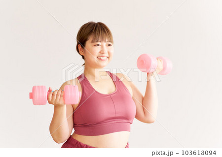 トレーニングをするぽっちゃり体型の若い女性　プラスサイズモデル　イメージ 103618094