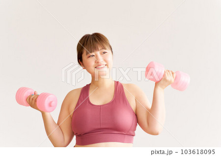トレーニングをするぽっちゃり体型の若い女性　プラスサイズモデル　イメージ 103618095