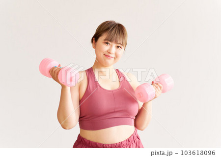 トレーニングをするぽっちゃり体型の若い女性 プラスサイズモデル イメージ トレーニングをするぽっちゃり体型の若い女性 プラスサイズモデル イメージ 103618096