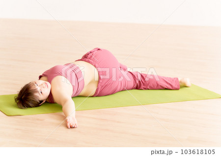 ヨガをするぽっちゃり体型の若い女性　プラスサイズモデル　イメージ 103618105
