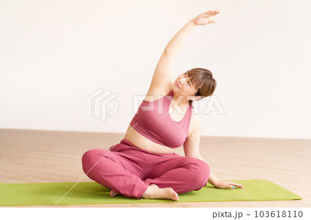 ヨガをするぽっちゃり体型の若い女性 プラスサイズモデル イメージ ヨガをするぽっちゃり体型の若い女性 プラスサイズモデル イメージ 103618110