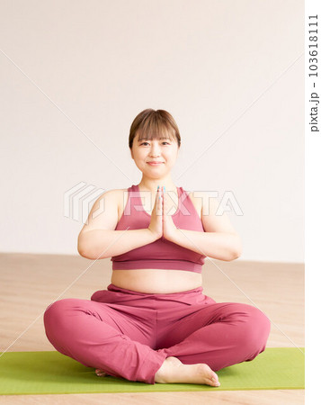 ヨガをするぽっちゃり体型の若い女性 プラスサイズモデル イメージ ヨガをするぽっちゃり体型の若い女性 プラスサイズモデル イメージ 103618111
