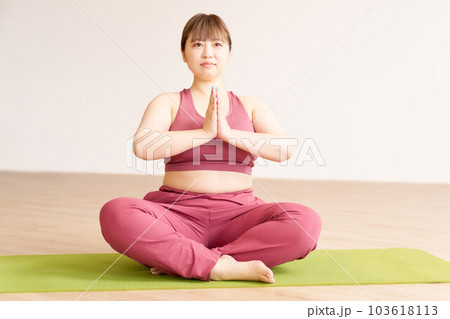 ヨガをするぽっちゃり体型の若い女性 プラスサイズモデル イメージ ヨガをするぽっちゃり体型の若い女性 プラスサイズモデル イメージ 103618113