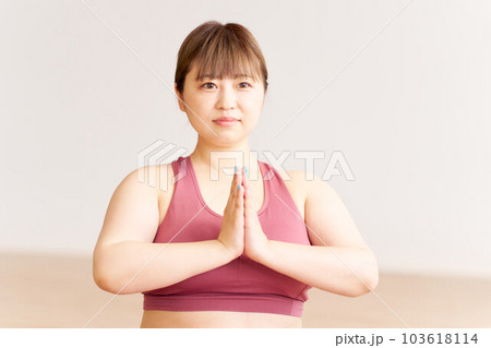 ヨガをするぽっちゃり体型の若い女性　プラスサイズモデル　イメージ 103618114