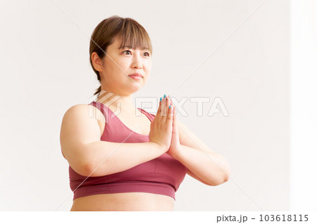 ヨガをするぽっちゃり体型の若い女性 プラスサイズモデル イメージ ヨガをするぽっちゃり体型の若い女性 プラスサイズモデル イメージ 103618115