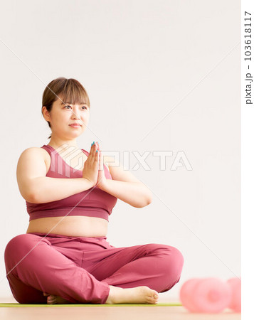 ヨガをするぽっちゃり体型の若い女性　プラスサイズモデル　イメージ 103618117