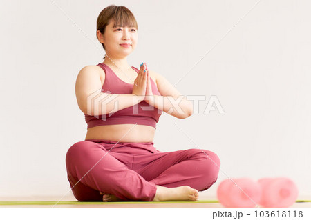 ヨガをするぽっちゃり体型の若い女性　プラスサイズモデル　イメージ 103618118