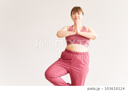 ヨガをするぽっちゃり体型の若い女性　プラスサイズモデル　イメージ 103618124