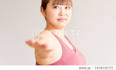 ヨガをするぽっちゃり体型の若い女性　プラスサイズモデル　イメージ 103618135
