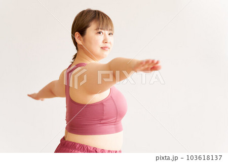 ヨガをするぽっちゃり体型の若い女性 プラスサイズモデル イメージ ヨガをするぽっちゃり体型の若い女性 プラスサイズモデル イメージ 103618137